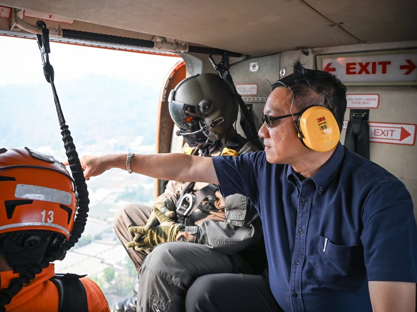 "อรรษิษฐ์" ปลัดกระทรวงมหาดไทย ขึ้นบัญชาการ ฮ.ปภ. KA32-02 นำทีมดับไฟป่าจุดวิกฤติในพื้นที่ อ.สะเมิง เชียงใหม่ กำชับปิดป่า 100% จับจริงผู้ฝ่าฝืนพร้อมดำเนินการตามกฎหมายให้ถึงที่สุด